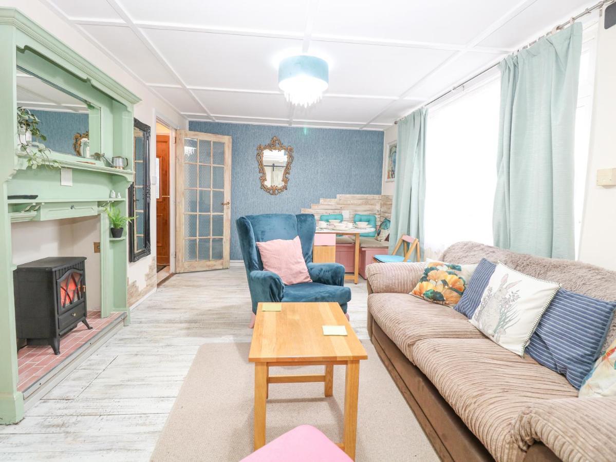 White Rabbit, Cross Lane Villa Norwich Ngoại thất bức ảnh