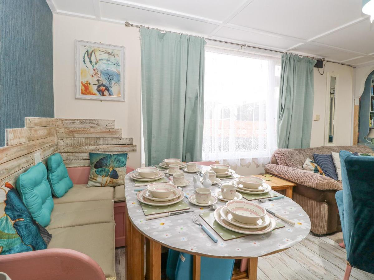 White Rabbit, Cross Lane Villa Norwich Ngoại thất bức ảnh