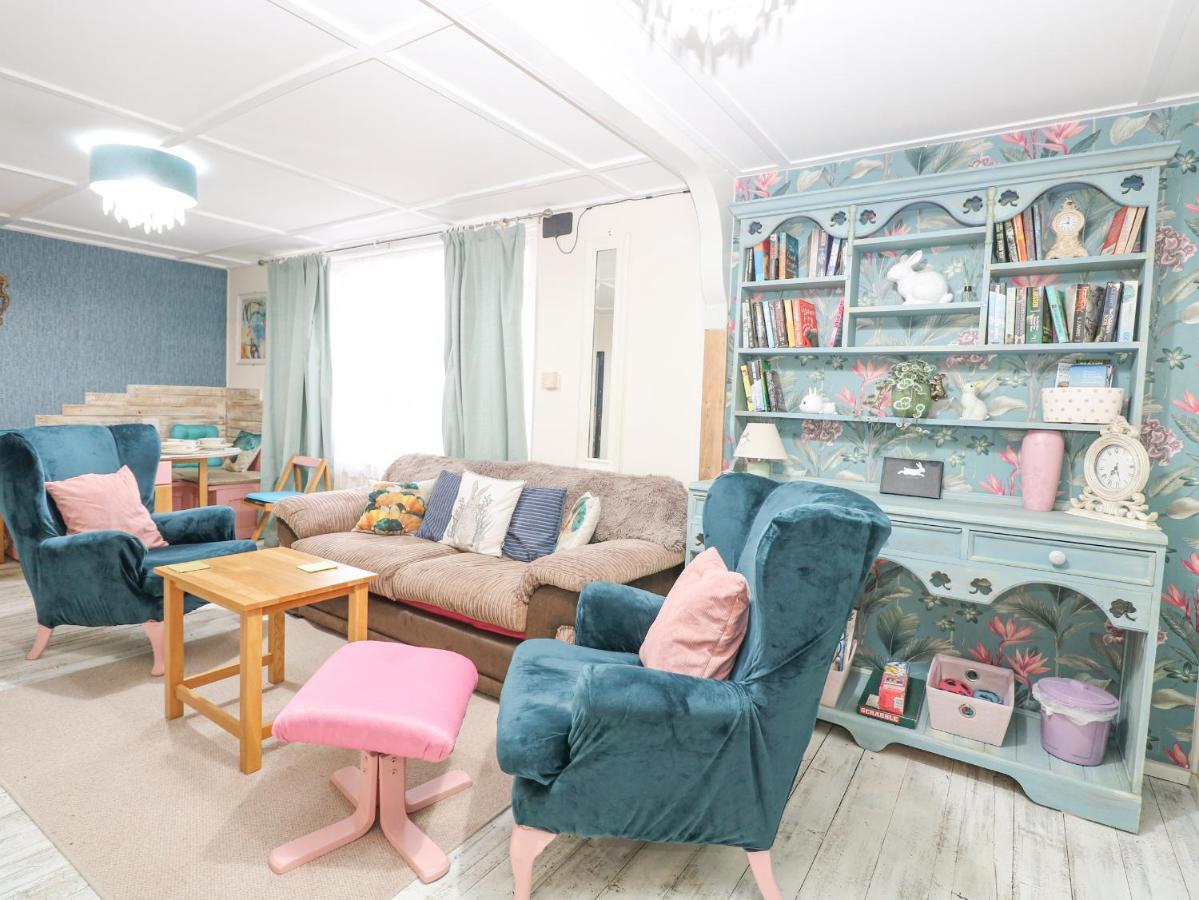 White Rabbit, Cross Lane Villa Norwich Ngoại thất bức ảnh