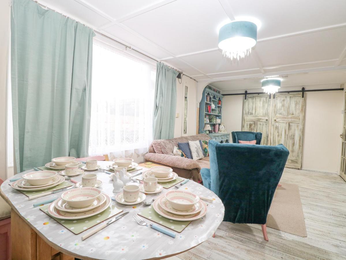 White Rabbit, Cross Lane Villa Norwich Ngoại thất bức ảnh