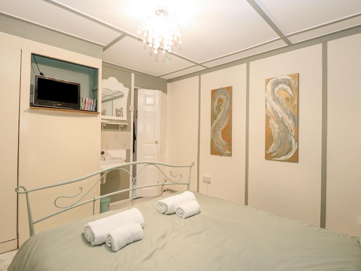 White Rabbit, Cross Lane Villa Norwich Ngoại thất bức ảnh