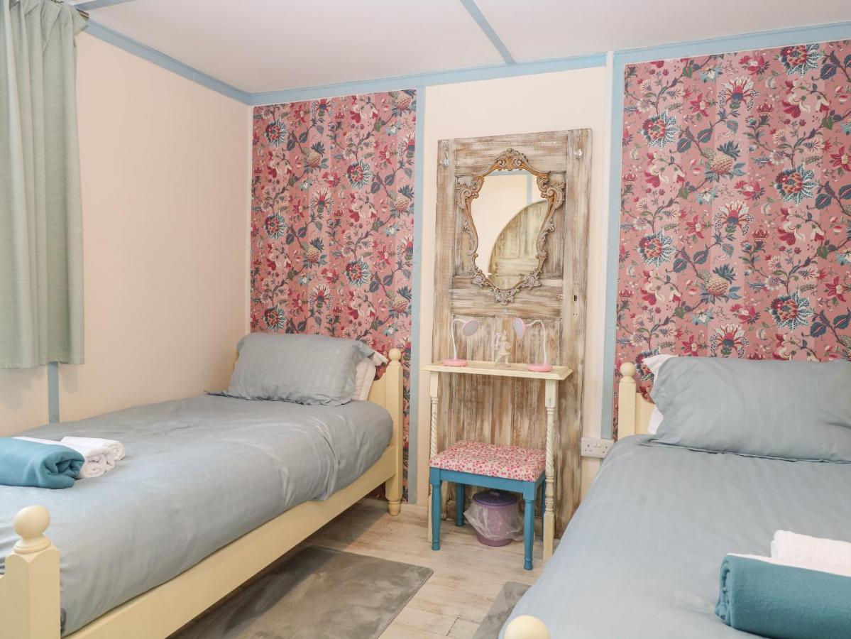 White Rabbit, Cross Lane Villa Norwich Ngoại thất bức ảnh