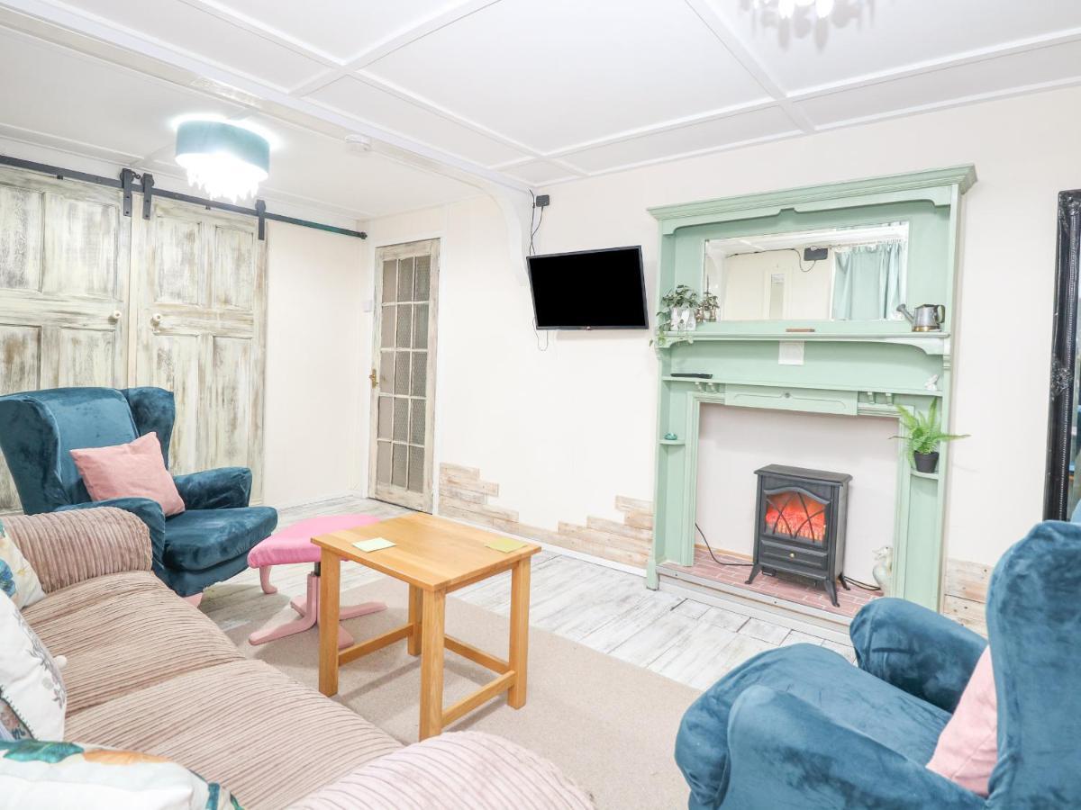 White Rabbit, Cross Lane Villa Norwich Ngoại thất bức ảnh