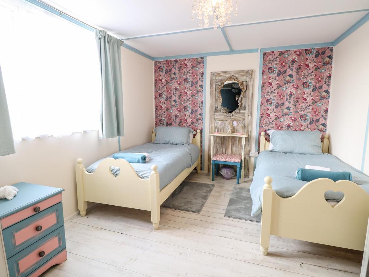 White Rabbit, Cross Lane Villa Norwich Ngoại thất bức ảnh